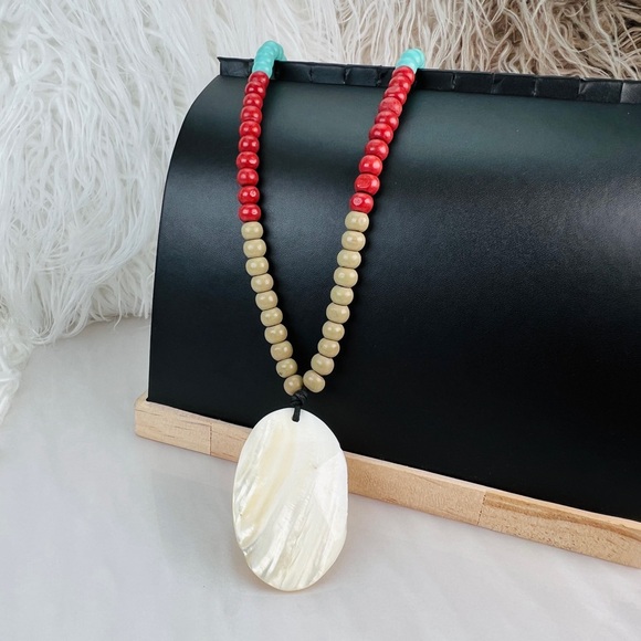 Bohemian Island chic large shell pendant, stretch, beaded colorful necklace - Picture 9 of 13